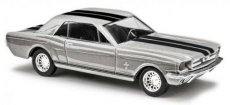 47573 Ford Mustang Coupé Silber mit schwarzen Streifen.