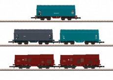 86358 5 4-assige goederenwagens van verschillende types van de Belgische spoorwegen (SNCB).